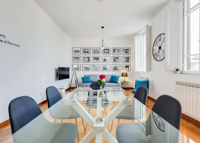 Elegant Flat In Historic Center - 2 Bathrooms בית נופש