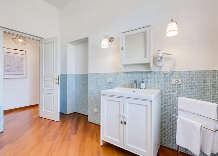 Elegant Flat In Historic Center - 2 Bathrooms בית נופש *